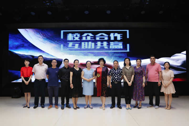 1527491834227075528.png 国贸授牌3.png